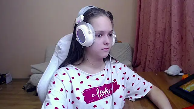 Snapshot of SharybbFace chatting on 10-16-25, 03:31 SharybbFace online show from 10-16-25, 03:31