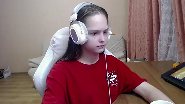 Snapshot of SharybbFace chatting on 10-18-25, 03:25 SharybbFace online show from 10-18-25, 03:25
