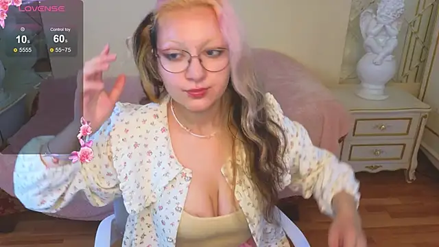 Snapshot of JuicyLullu chatting on 09-19-25, 04:27 JuicyLullu online show from 09-19-25, 04:27
