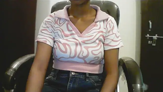 Snapshot of short_girl_ chatting on 05-14-26, 04:26 short girl online show from 05-14-26, 04:26