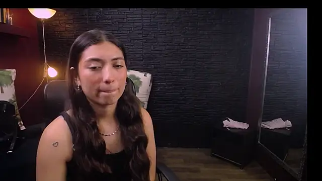 Snapshot of Lizzie_Collin chatting on 10-01-25, 01:37 Lizzie Collin online show from 10-01-25, 01:37