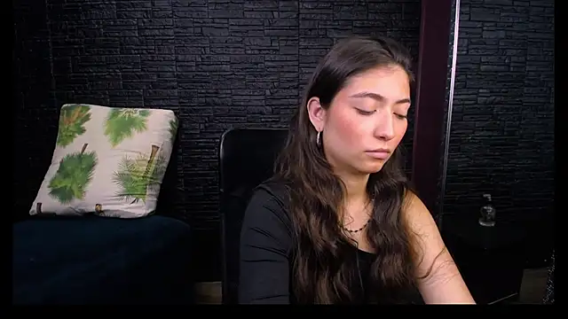 Snapshot of Lizzie_Collin chatting on 10-21-25, 02:05 Lizzie Collin online show from 10-21-25, 02:05