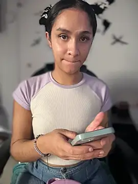 Snapshot of Isabella-Teen chatting on 05-11-26, 01:23 Isabella-Teen online show from 05-11-26, 01:23