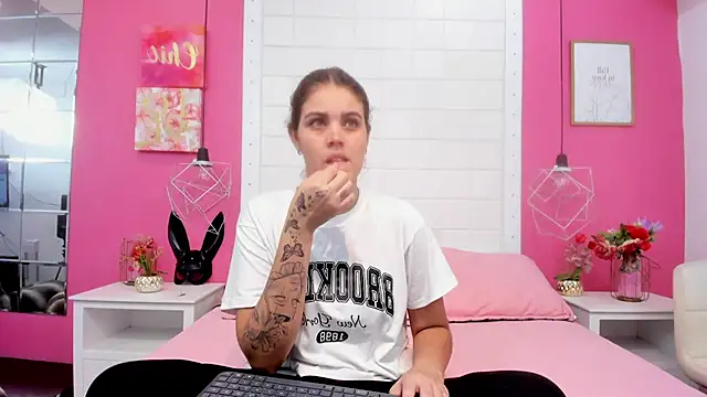 Snapshot of isabel_09 chatting on 05-15-26, 07:01 isabel 09 online show from 05-15-26, 07:01