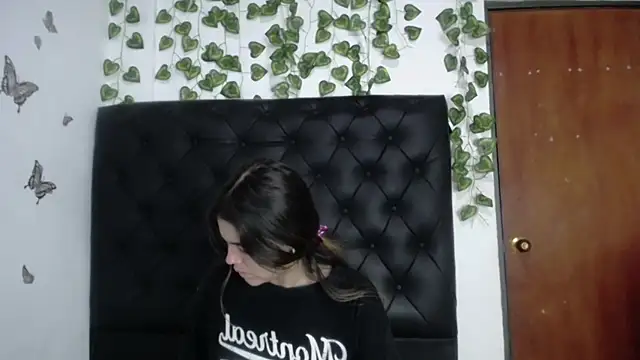Snapshot of isabel_09 chatting on 04-20-26, 12:30 isabel 09 online show from 04-20-26, 12:30