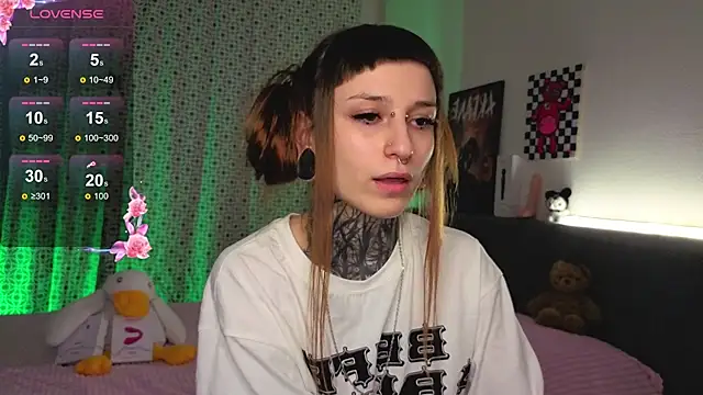 Snapshot of LilithPoison chatting on 10-29-25, 06:18 LilithPoison online show from 10-29-25, 06:18