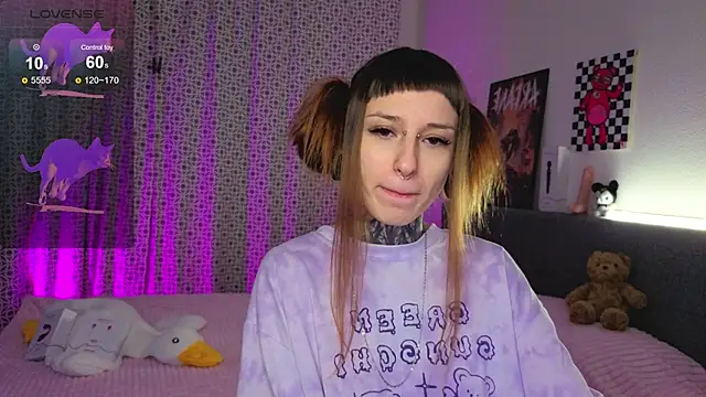 Snapshot of LilithPoison chatting on 11-06-25, 06:01 LilithPoison online show from 11-06-25, 06:01