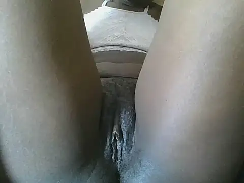 Snapshot of Naughty_queen20 chatting on 10-17-25, 02:15 Naughty queen20 online show from 10-17-25, 02:15