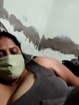 Snapshot of Mmm143 chatting on 02-13-26, 06:19 Mmm143 online show from 02-13-26, 06:19