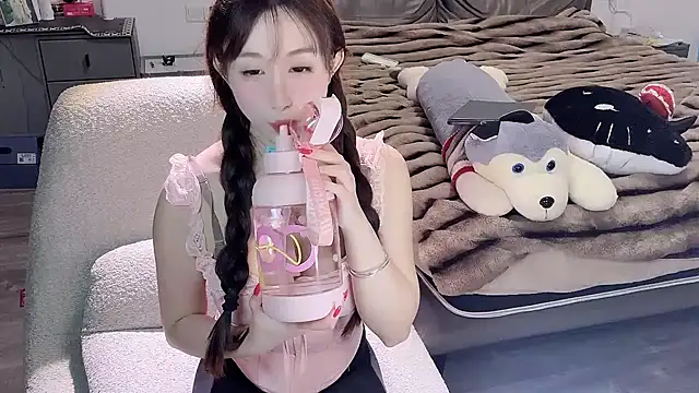 Snapshot of naiyaomeimei chatting on 10-13-25, 01:02 naiyaomeimei online show from 10-13-25, 01:02