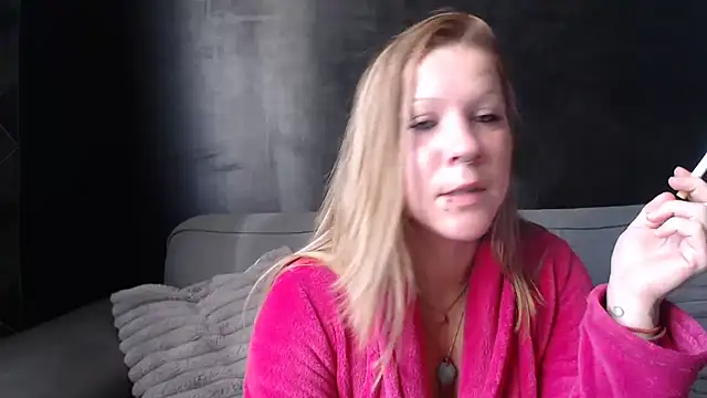 Snapshot of AnnaFalconeX chatting on 10-16-25, 07:38 AnnaFalconeX online show from 10-16-25, 07:38