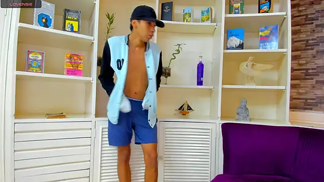 Snapshot of Juicy_Creww chatting on 09-19-25, 10:19 Juicy Creww online show from 09-19-25, 10:19