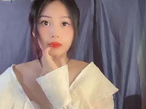 Snapshot of Lyly4757 chatting on 10-12-25, 02:40 Lyly4757 online show from 10-12-25, 02:40