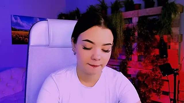 Snapshot of leslierowe_ chatting on 10-20-25, 07:58 leslierowe  online show from 10-20-25, 07:58