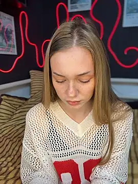 Snapshot of MilaMoone chatting on 05-31-26, 12:00 MilaMoone online show from 05-31-26, 12:00