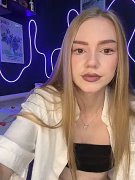 Snapshot of MilaMoone chatting on 10-19-25, 09:12 MilaMoone online show from 10-19-25, 09:12