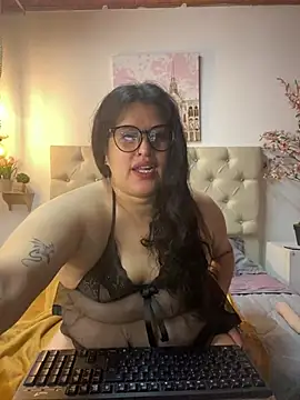 Snapshot of Andrea_secret_ chatting on 07-25-26, 02:01 Andrea secret online show from 07-25-26, 02:01