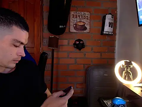 Snapshot of Travis_R chatting on 10-10-25, 03:57 Travis R online show from 10-10-25, 03:57