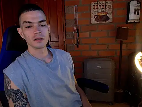Snapshot of Travis_R chatting on 09-19-25, 07:51 Travis R online show from 09-19-25, 07:51