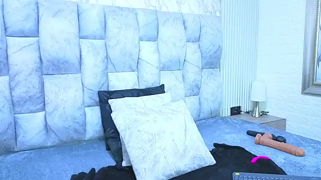 sofiagutierrez   online show from 11-21-25, 03:27