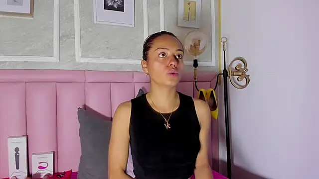 HoollyHendrix online show from 01-05-26, 08:45