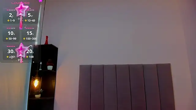 HoollyHendrix online show from 10-28-25, 08:19