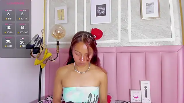 HoollyHendrix online show from 02-17-26, 08:50