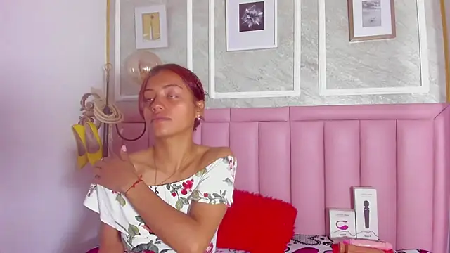 HoollyHendrix online show from 02-11-26, 08:20