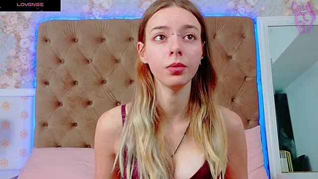 CoraVex online show from 10-24-25, 04:22