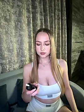 MissOyee online show from 11-19-25, 07:14