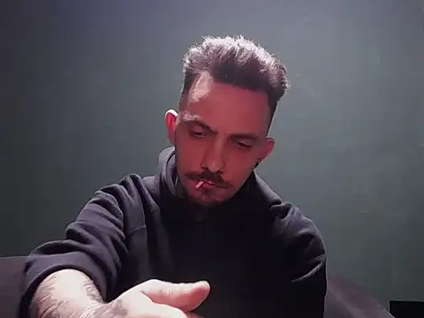 Snapshot of guesswhatbitch chatting on 09-27-25, 12:39 guesswhatbitch online show from 09-27-25, 12:39