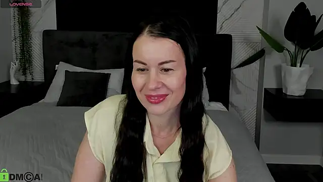Stella Leon online show from 10-13-25, 01:07