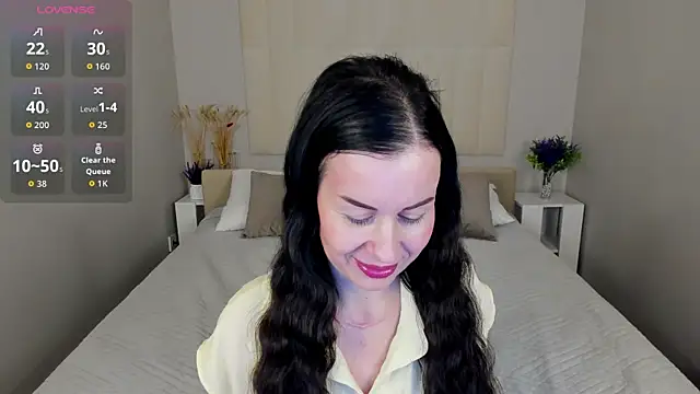 Stella Leon online show from 10-18-25, 01:07