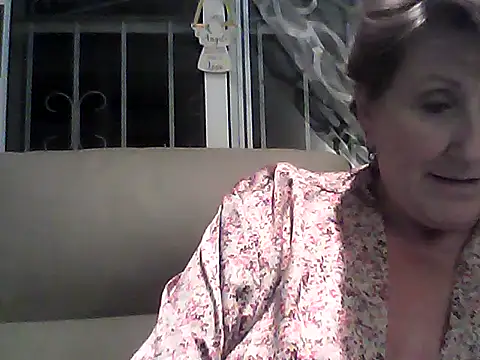 Snapshot of LadyLuxe_xx chatting on 10-13-25, 06:20 LadyLuxe xx online show from 10-13-25, 06:20