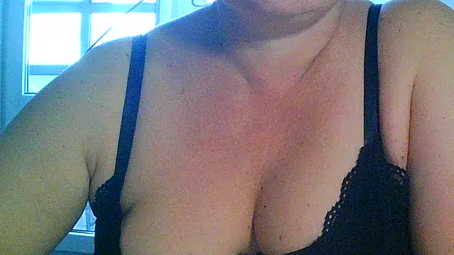 Snapshot of Blue-sky69 chatting on 10-16-25, 08:33 Blue-sky69 online show from 10-16-25, 08:33