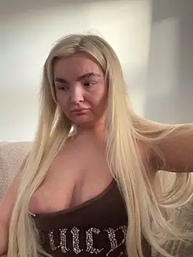 Snapshot of BelleXx chatting on 11-08-25, 03:15 BelleXx online show from 11-08-25, 03:15