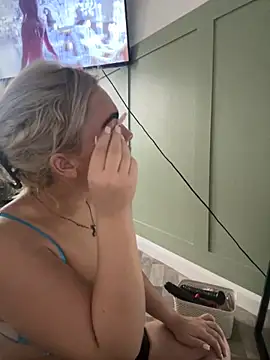 Snapshot of BelleXx chatting on 10-17-25, 02:08 BelleXx online show from 10-17-25, 02:08