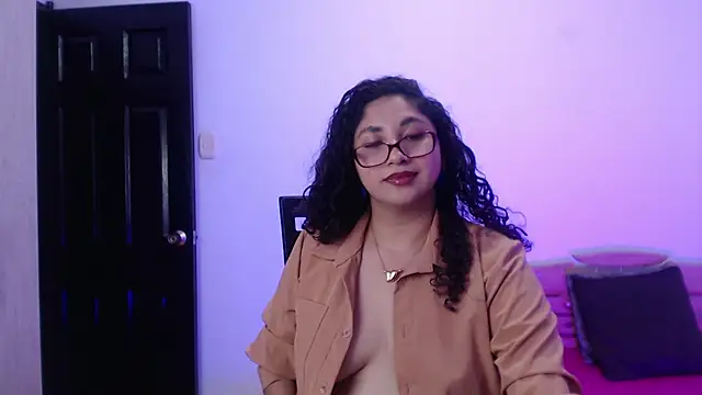 Gia Dior online show from 12-17-25, 10:37