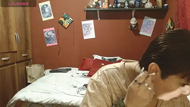 Snapshot of Sasharosee2 chatting on 10-15-25, 12:13 Sasharosee2 online show from 10-15-25, 12:13