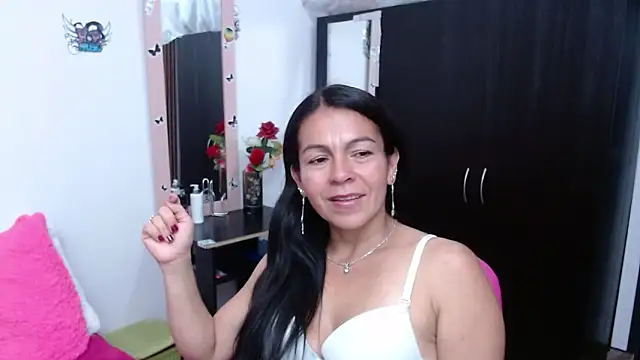 Snapshot of camilavargas_ chatting on 10-12-25, 11:06 camilavargas online show from 10-12-25, 11:06