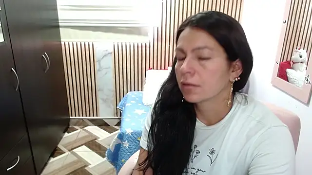camilavargas  online show from 06-06-26, 09:42