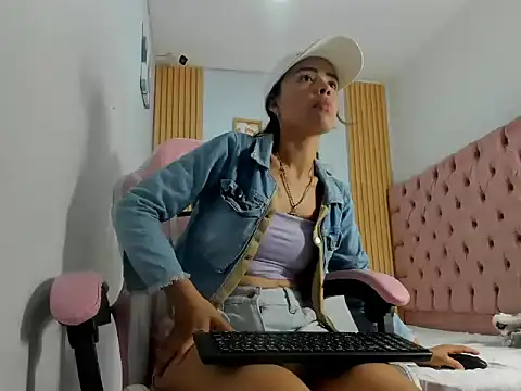 Snapshot of Naomis_35 chatting on 10-20-25, 07:47 Naomis 35 online show from 10-20-25, 07:47