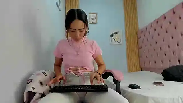 Snapshot of Naomis_35 chatting on 10-16-25, 07:22 Naomis 35 online show from 10-16-25, 07:22