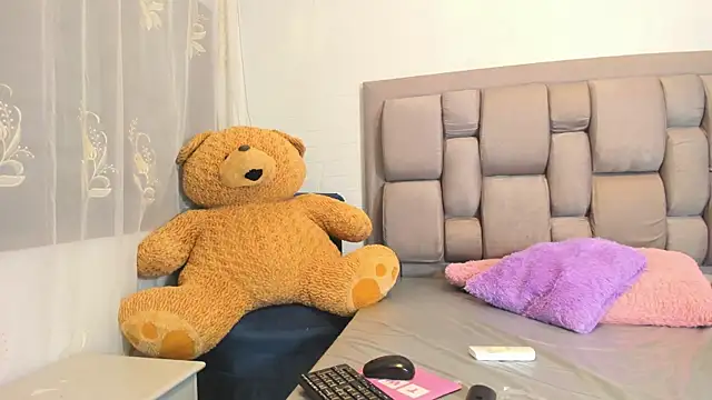 Snapshot of Beauty_Luci chatting on 10-18-25, 09:55 Beauty Luci online show from 10-18-25, 09:55