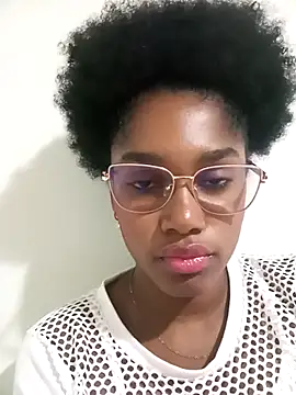 Snapshot of Beauty_Luci chatting on 10-21-25, 11:48 Beauty Luci online show from 10-21-25, 11:48