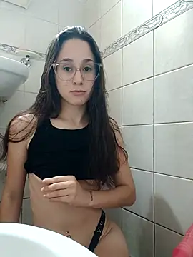 Snapshot of linameii chatting on 10-25-25, 02:22 linameii online show from 10-25-25, 02:22