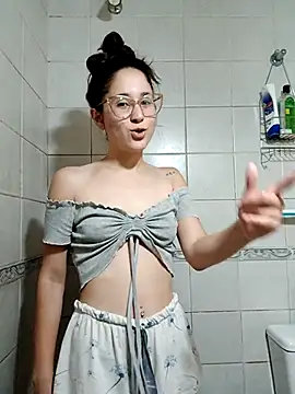 Snapshot of linameii chatting on 10-24-25, 04:11 linameii online show from 10-24-25, 04:11