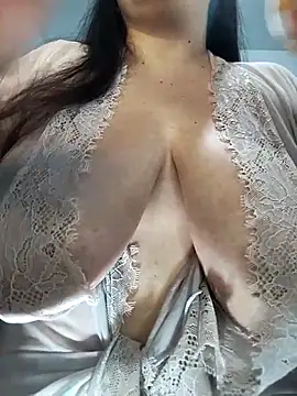 Snapshot of LucyDiamonds1 chatting on 05-02-26, 11:10 LucyDiamonds1 online show from 05-02-26, 11:10