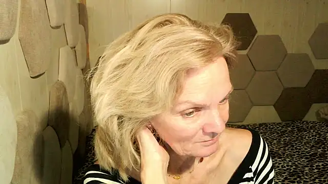 Snapshot of Zoe_Steell chatting on 10-17-25, 02:19 Zoe Steell online show from 10-17-25, 02:19