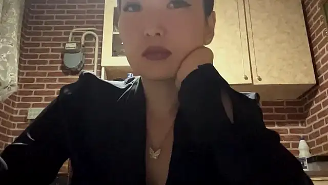 Snapshot of EmmaLeexth chatting on 09-19-25, 02:21 EmmaLeexth online show from 09-19-25, 02:21